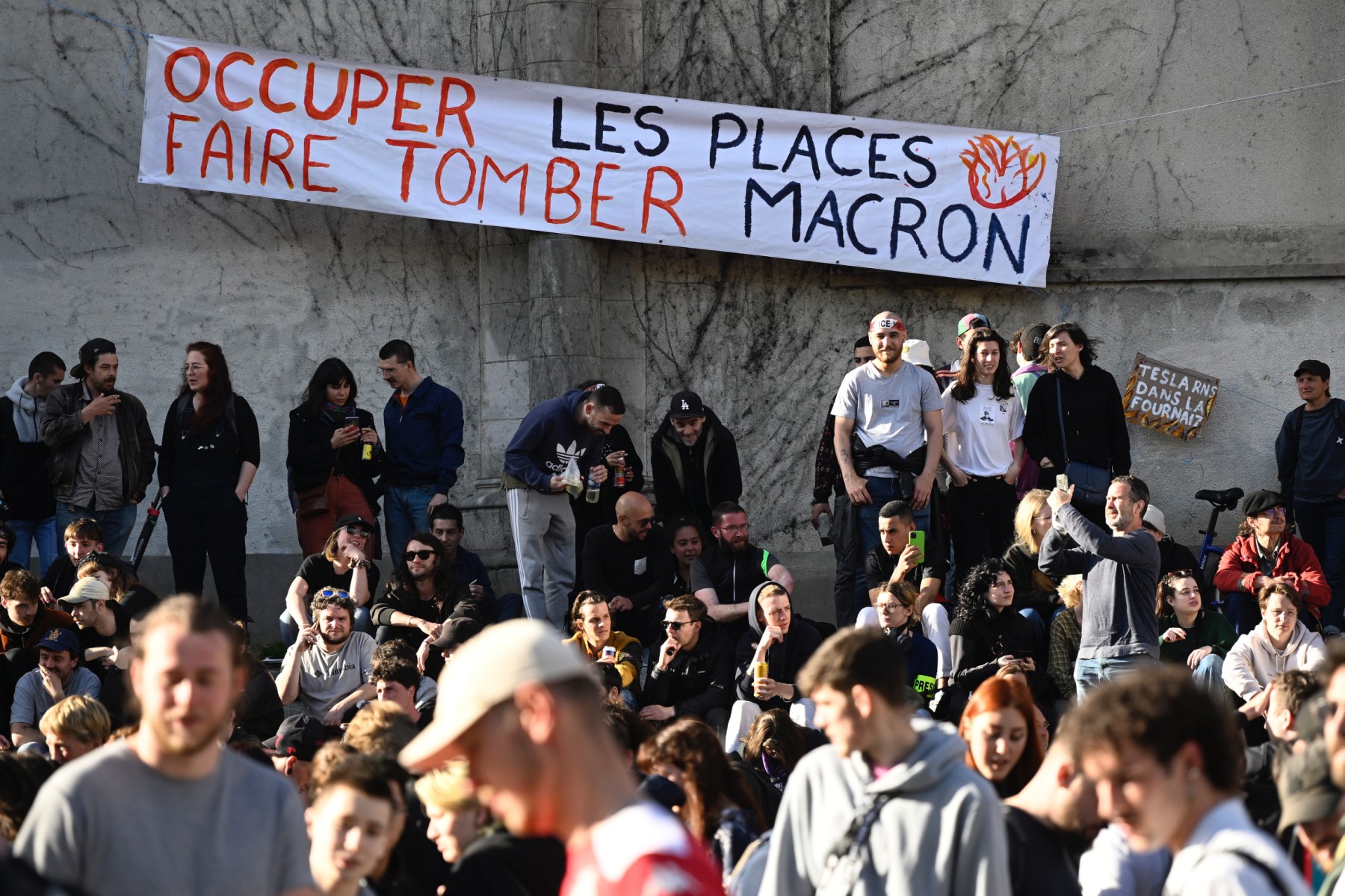 Un 1er mai fortement mobilisateur contre la réforme des retraites, émaillé de violences