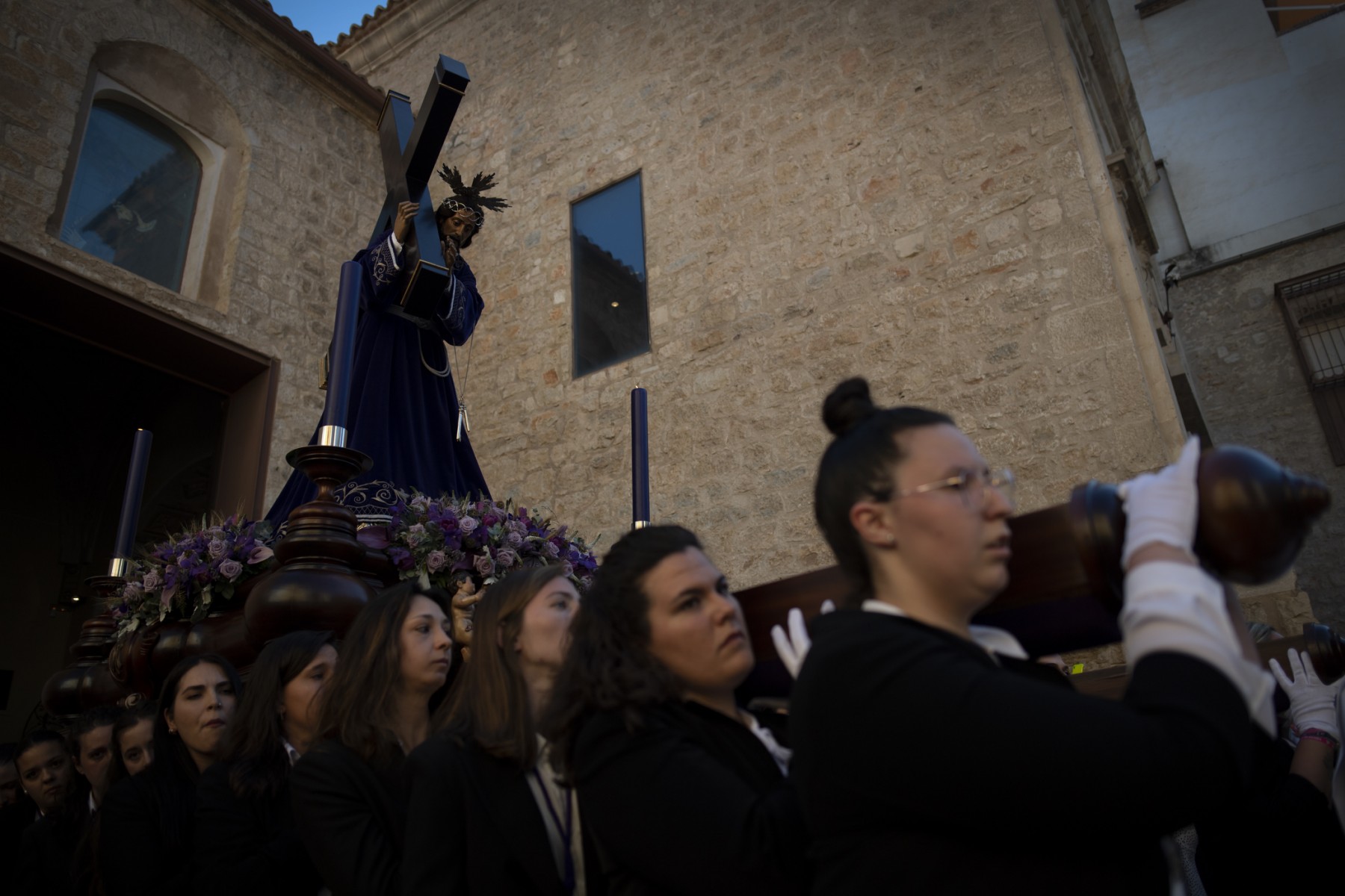 Des pénitents portent un char avec une statue de Nuestro Padre Jesus Nazareno, également connu sous le nom de "Abuelo de Jaen", lors d'une procession dans les rues de la ville pour faire tomber la pluie à Jaen, le 1er mai 2023. (Photo JORGE GUERRERO / AFP)