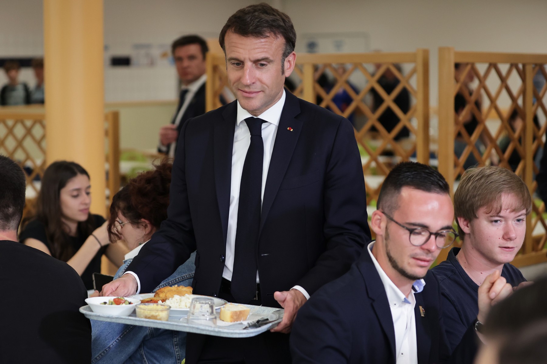 «Hé les gars!» : Macron en opération reconquête des Français