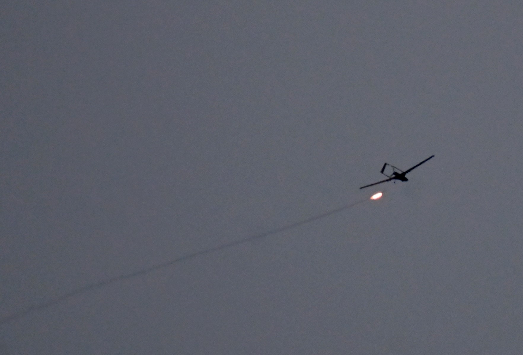 La défense aérienne ukrainienne tire sur un drone survolant Kiev le 4 mai 2023, lors de l'invasion russe de l'Ukraine. (Photo par Sergei SUPINSKY / AFP)