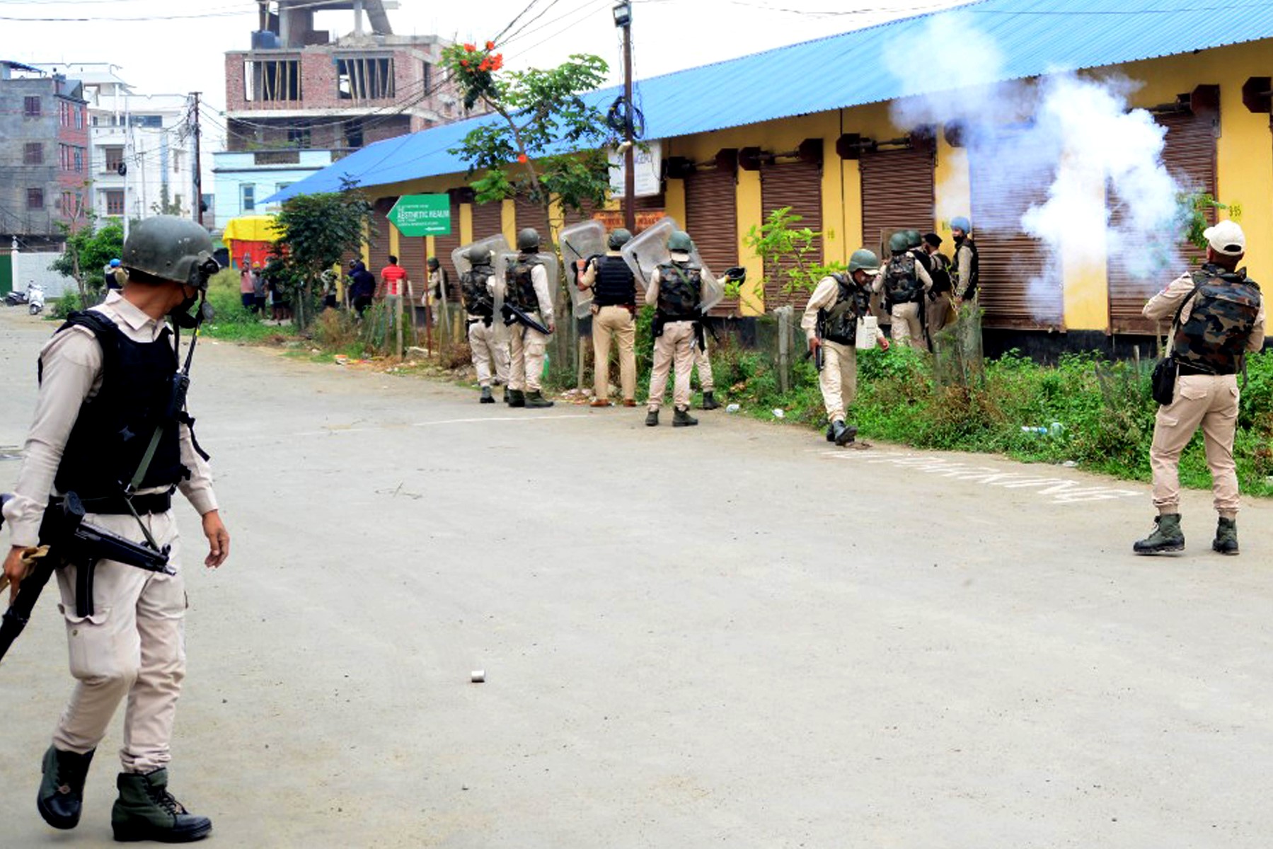 Sur cette photo prise le 4 mai 2023, le personnel de sécurité lance des gaz lacrymogènes alors que la communauté tribale Meitei manifeste pour demander son inclusion dans la catégorie des tribus répertoriées, à Imphal, la capitale de l'État indien de Manipur. (Photo par AFP)