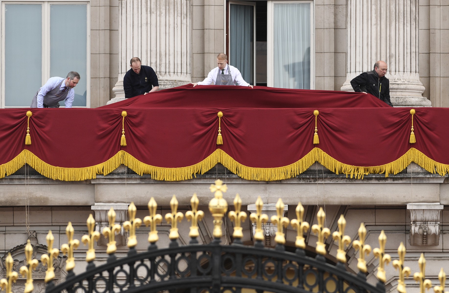 Des ouvriers préparent le balcon du palais de Buckingham, au centre de Londres, le 6 mai 2023, avant le couronnement du roi Charles III. (Photo Oli SCARFF / AFP)