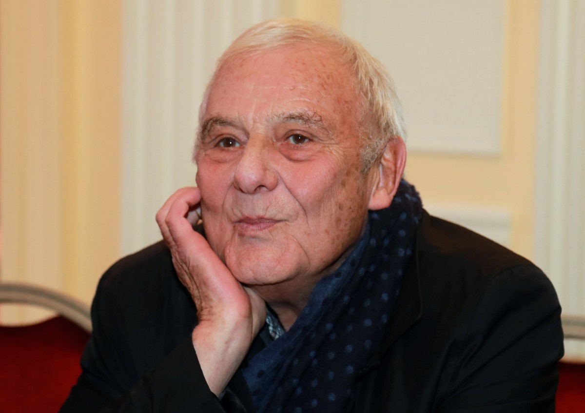 L'écrivain français Philippe Sollers, membre du jury, est photographié après l'annonce du lauréat du prix littéraire Décembre de cette année, le 7 novembre 2016 à Paris. Sollers est décédé à l'âge de 86 ans, a annoncé sa maison d'édition Gallimard le 6 mai 2023. (Photo by JACQUES DEMARTHON / AFP)