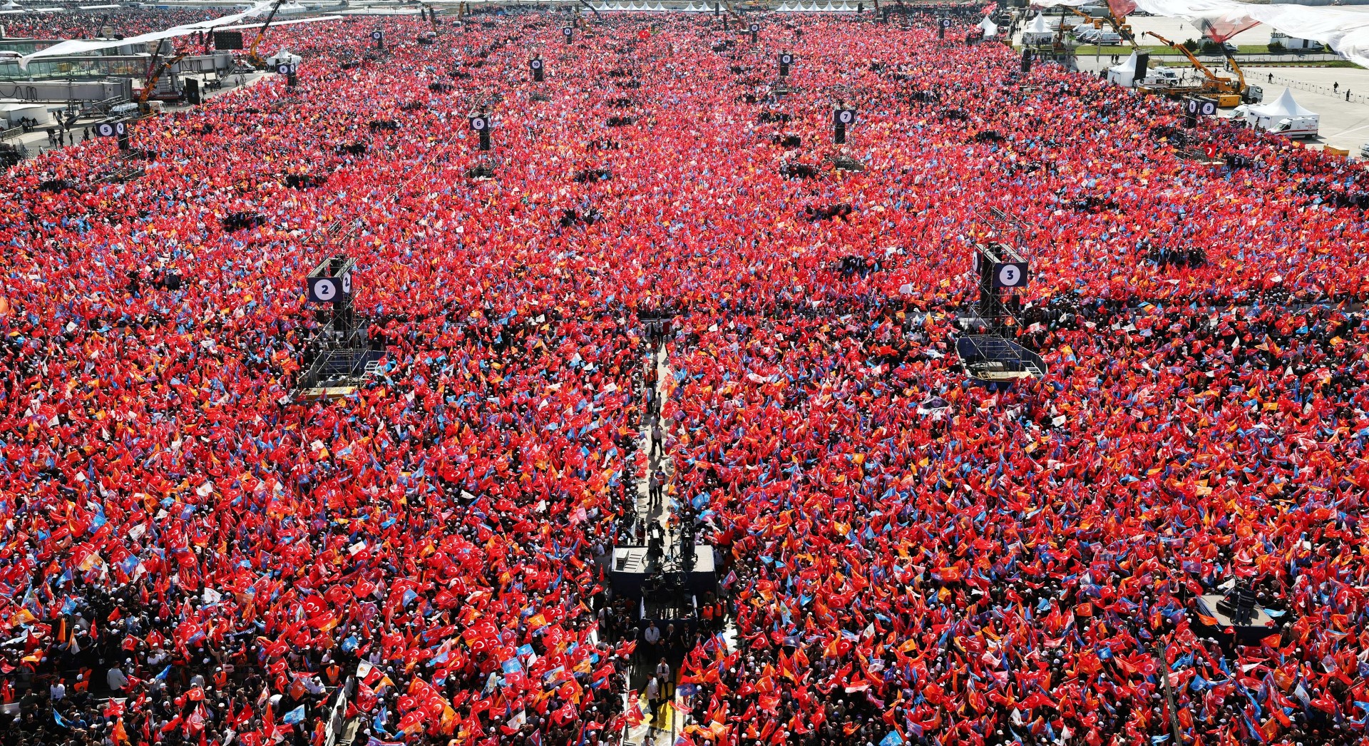 Cette vue aérienne montre la foule des partisans du président turc Recep Tayyip Erdogan lors d'un meeting de campagne à Istanbul, le 7 mai 2023. (Photo DHA (Demiroren News Agency) / AFP)