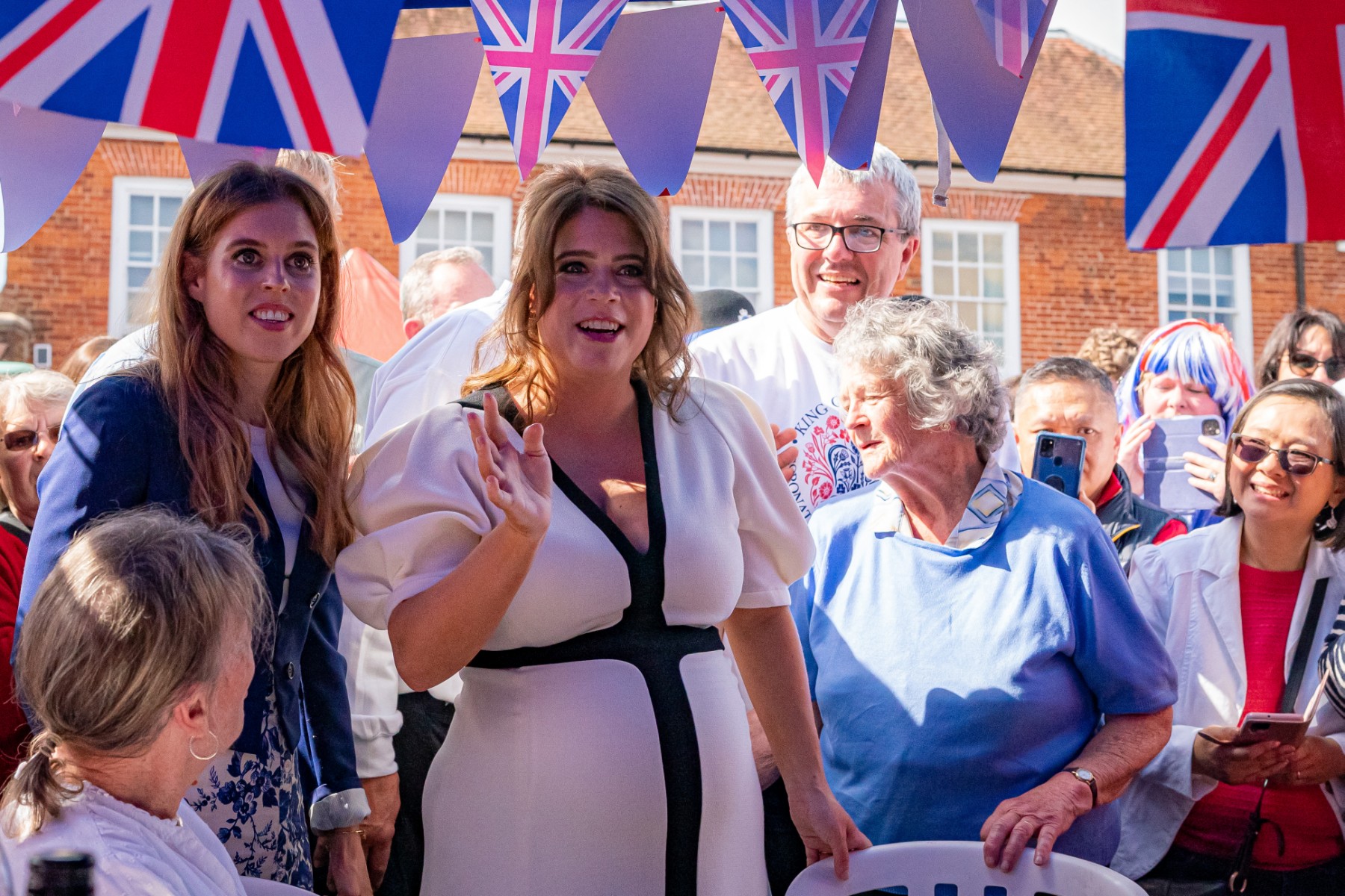 Après le couronnement, la joie des Britanniques dans les fêtes de quartier