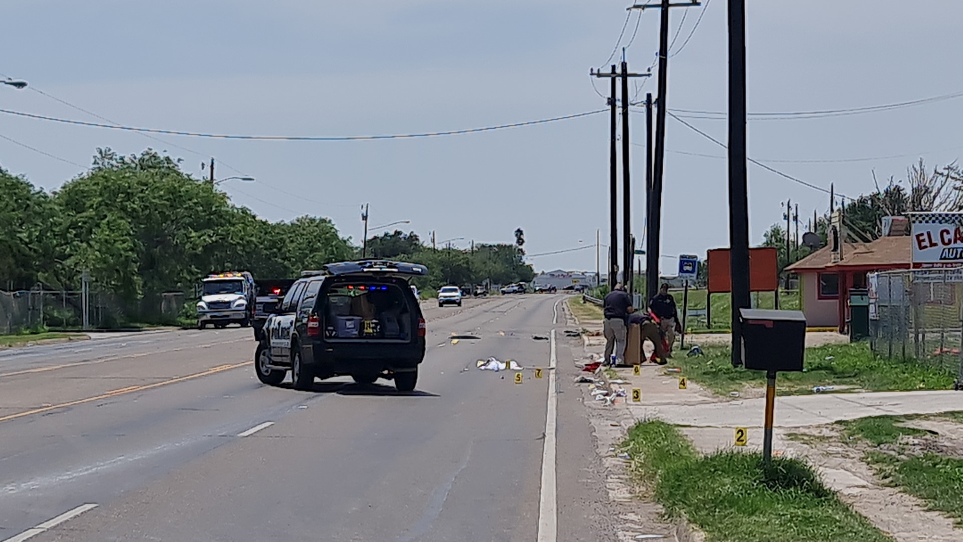 La police travaille sur les lieux après qu'un conducteur a percuté plusieurs personnes à Brownsville, au Texas, le 7 mai 2023. (Photo Moisés ÁVILA / AFP)