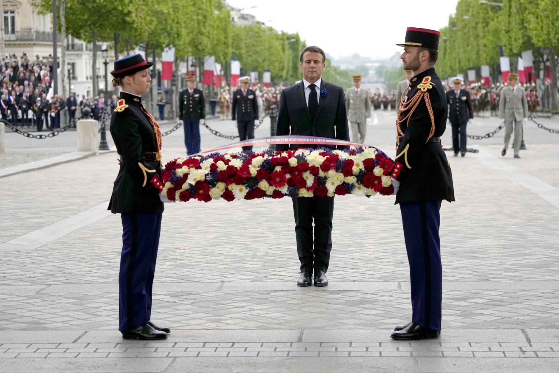 Macron commémore le 8 mai sur des Champs-Elysées quasi vides, avant l'hommage à Jean Moulin à Lyon