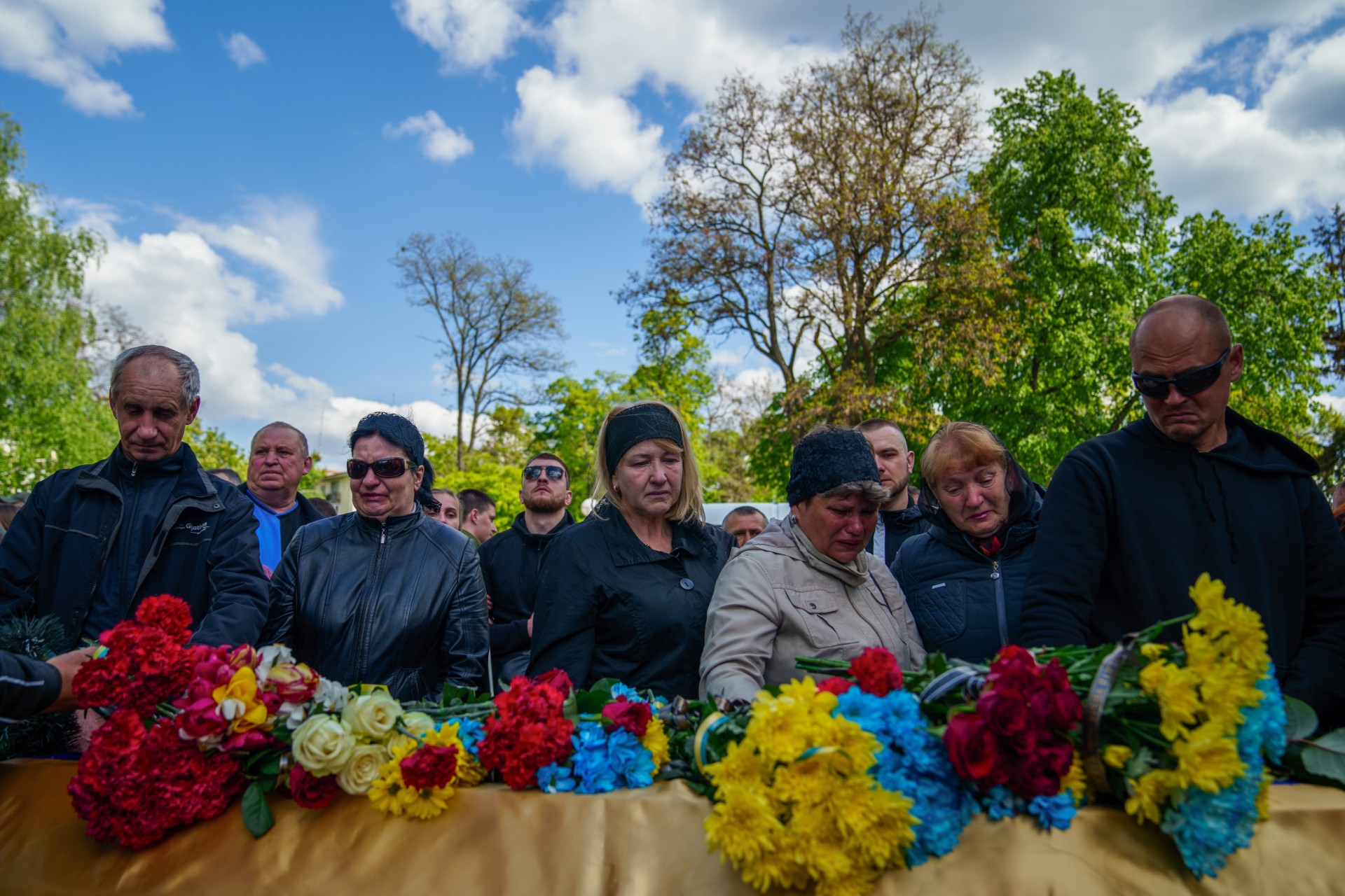 Des amis et des parents rendent hommage au soldat ukrainien Valerii Sosnovskii, décédé dans la région de Donetsk, lors de ses funérailles à Poltava le 11 mai 2023, en pleine invasion de l'Ukraine par la Russie. (Photo par Ihor Tkachov / AFP)