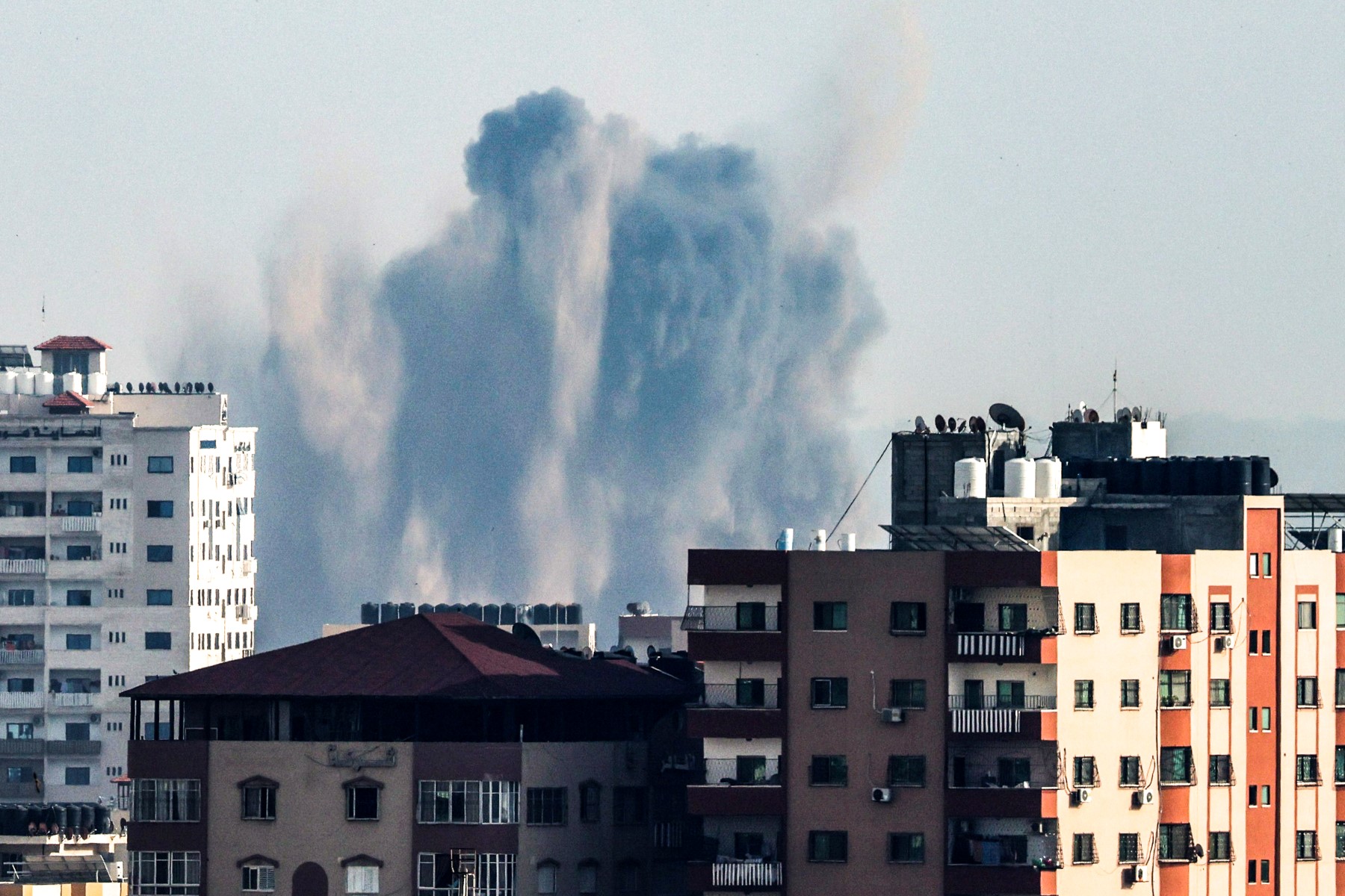 Gaza: nouvelles frappes israéliennes et tirs de roquettes malgré les efforts de médiation