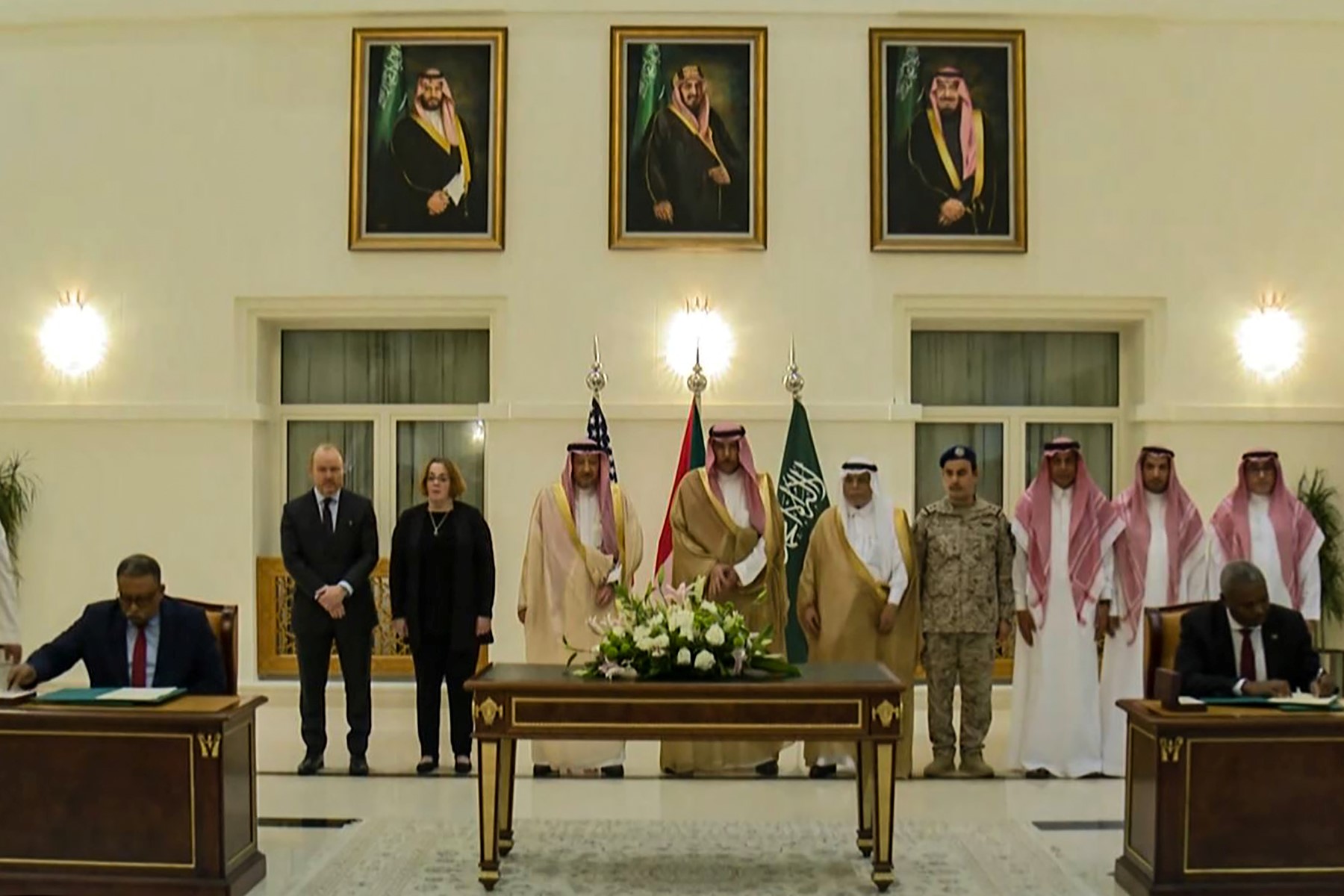 Cette capture d'écran de la chaîne de télévision saoudienne Al-Ekhbariya montre des représentants de l'armée soudanaise et des forces paramilitaires de soutien rapide (RSF) signant un accord à Jeddah, le 11 mai 2023. (Photo AL-EKHBARIYA / AFP)