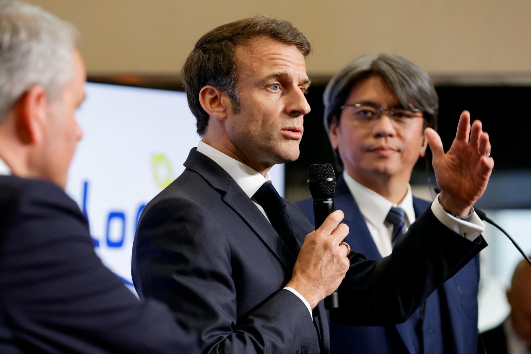 En déplacement en France, Macron accueilli au son des casseroles
