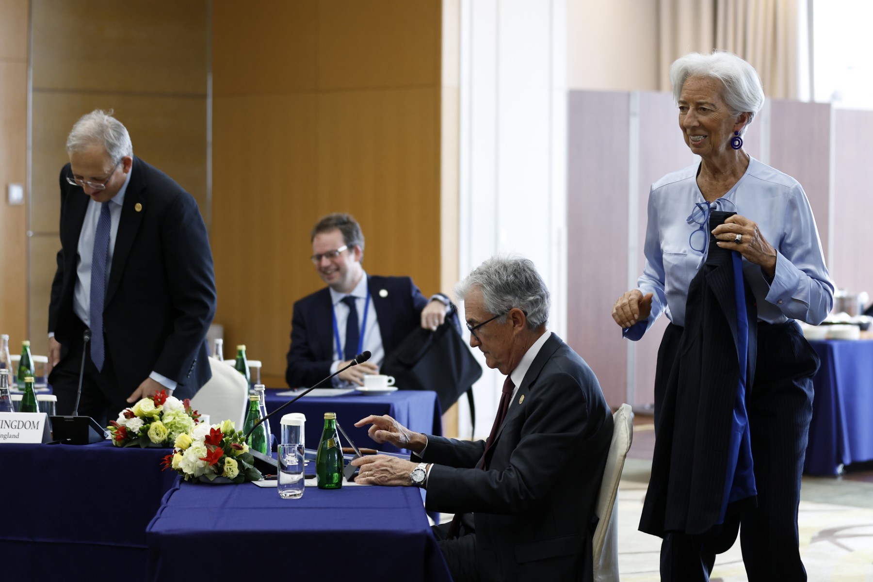 Christine Lagarde, présidente de la Banque centrale européenne (BCE), à droite, Jerome Powell, président de la Réserve fédérale américaine, deuxième à droite, et Jon Cunliffe, gouverneur adjoint pour la stabilité financière à la Banque d'Angleterre (BOE), à gauche, arrivent pour la session des banques centrales de la réunion des ministres des Finances et des gouverneurs des banques centrales du G7 à Niigata, le 13 mai 2023. (Photo par Kiyoshi Ota / POOL / AFP)
