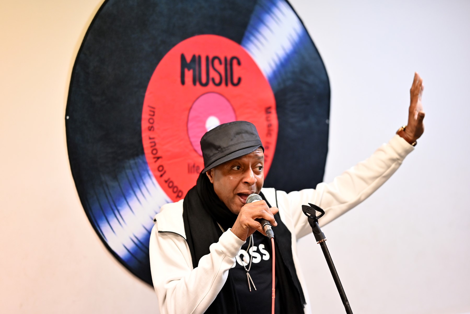 Le musicien britannique Leee John s'entraîne dans un studio de musique au nord-ouest de Londres, le 3 mai 2023. (Photo Justin Tallis / AFP)