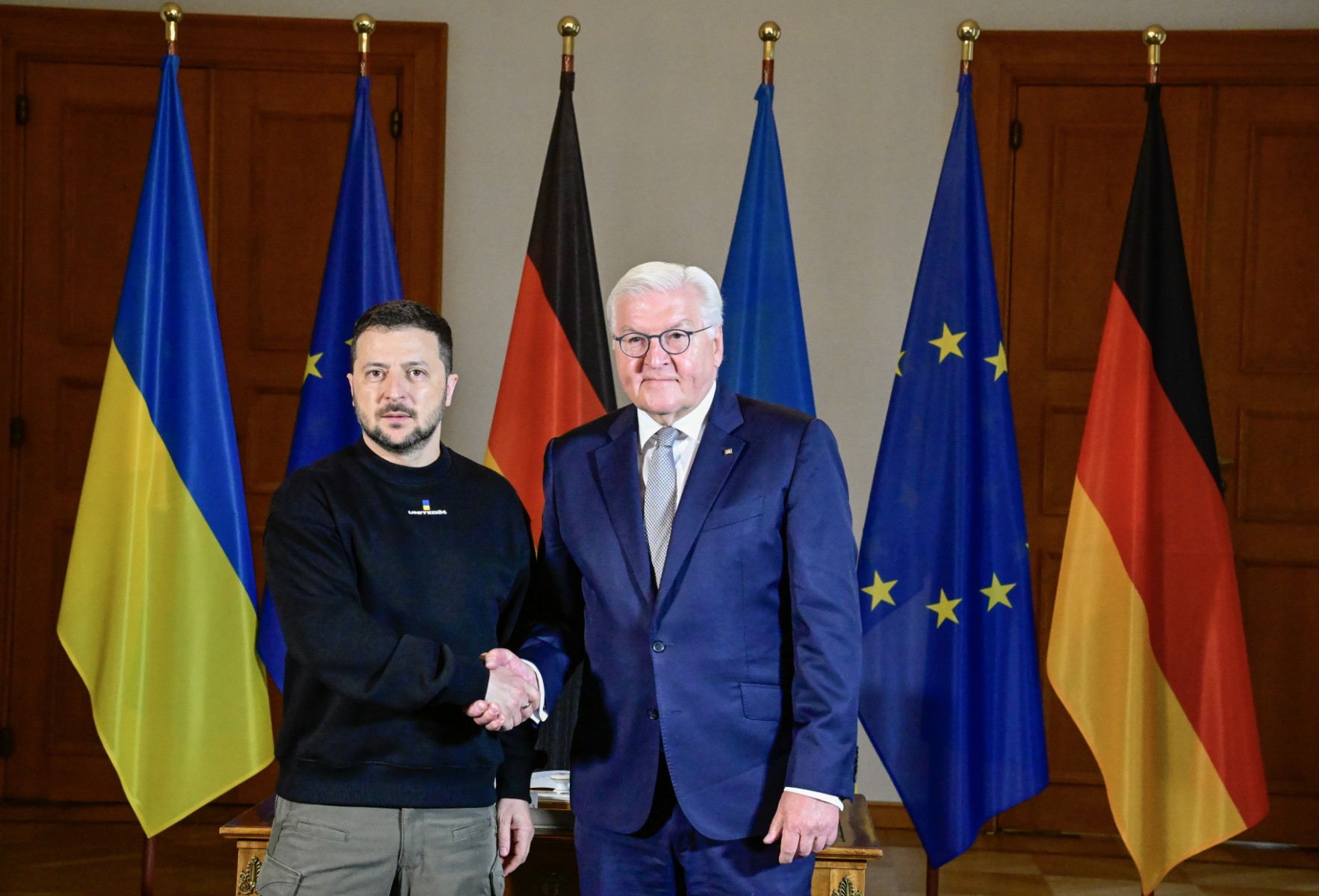 Zelensky honoré en Allemagne, avant une visite surprise à Paris