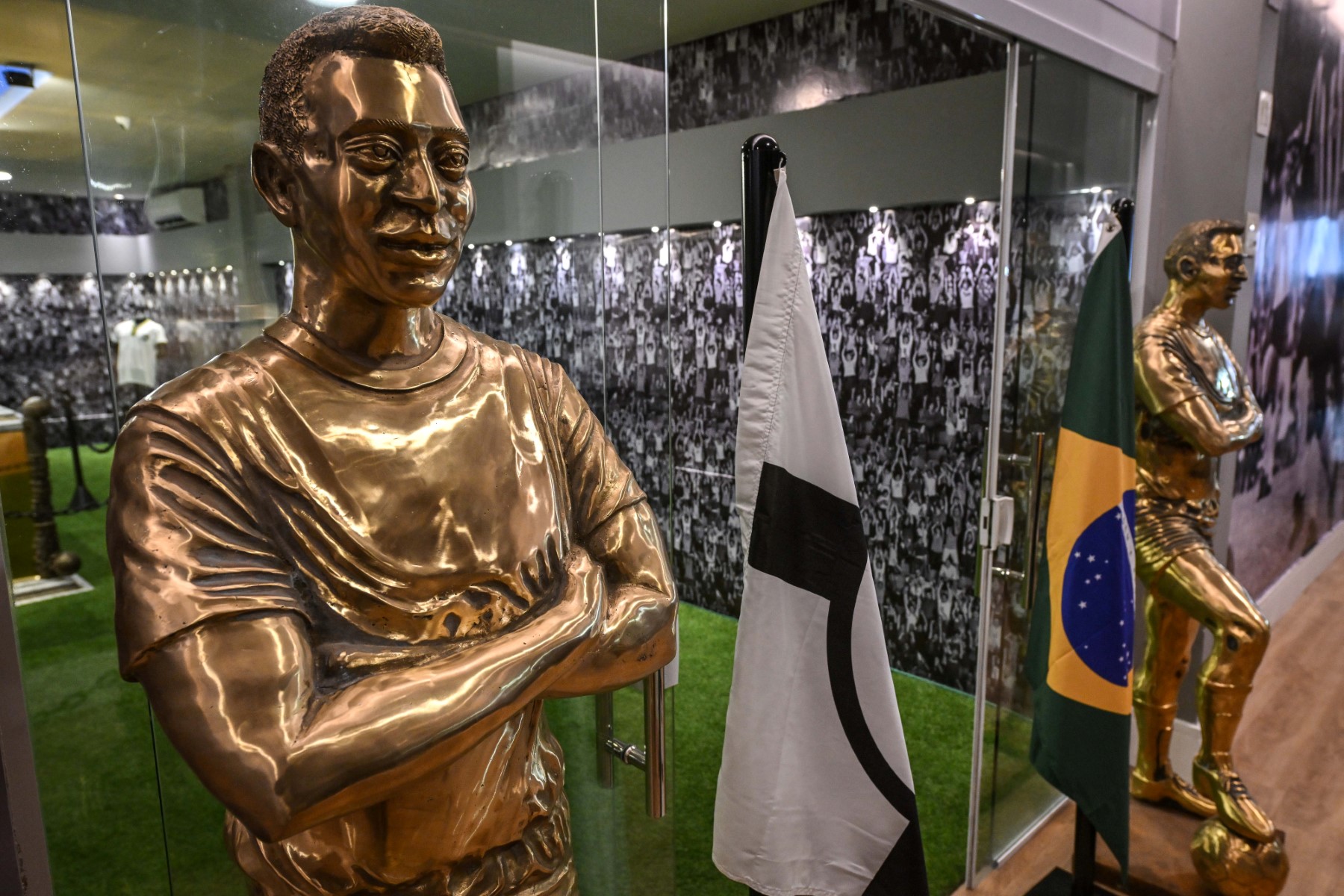 Brésil: Ouverture au public de l'imposant mausolée de Pelé