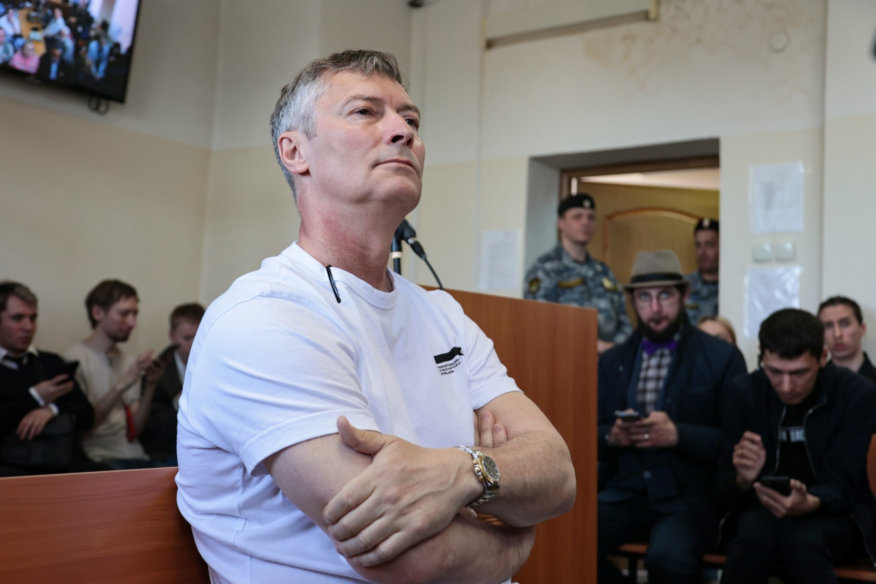 L'opposant russe et ancien maire d'Ekaterinbourg Evgueni Roizman, accusé d'avoir "discrédité" l'armée pour ses commentaires sur la campagne militaire russe en Ukraine, comparaît devant le tribunal d'Ekaterinbourg, le 18 mai 2023. (Photo Anna YURIEVA / AFP)