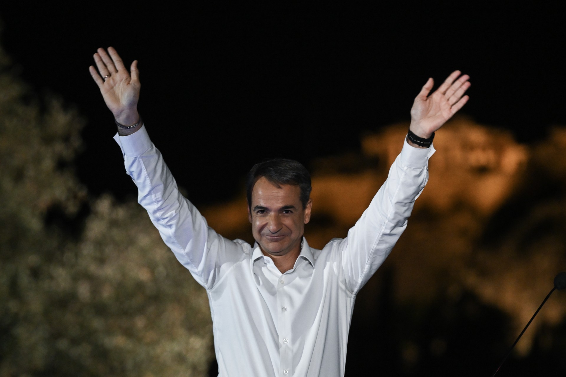Le Premier ministre grec et leader du parti conservateur Nouvelle Démocratie, Kyriakos Mitsotakis, s'adresse aux partisans de son parti lors de son dernier meeting pré-électoral en vue des élections générales prévues le 21 mai, avec l'Acropole en arrière-plan, à Athènes, le 19 mai 2023. (Photo Aris MESSINIS / AFP)