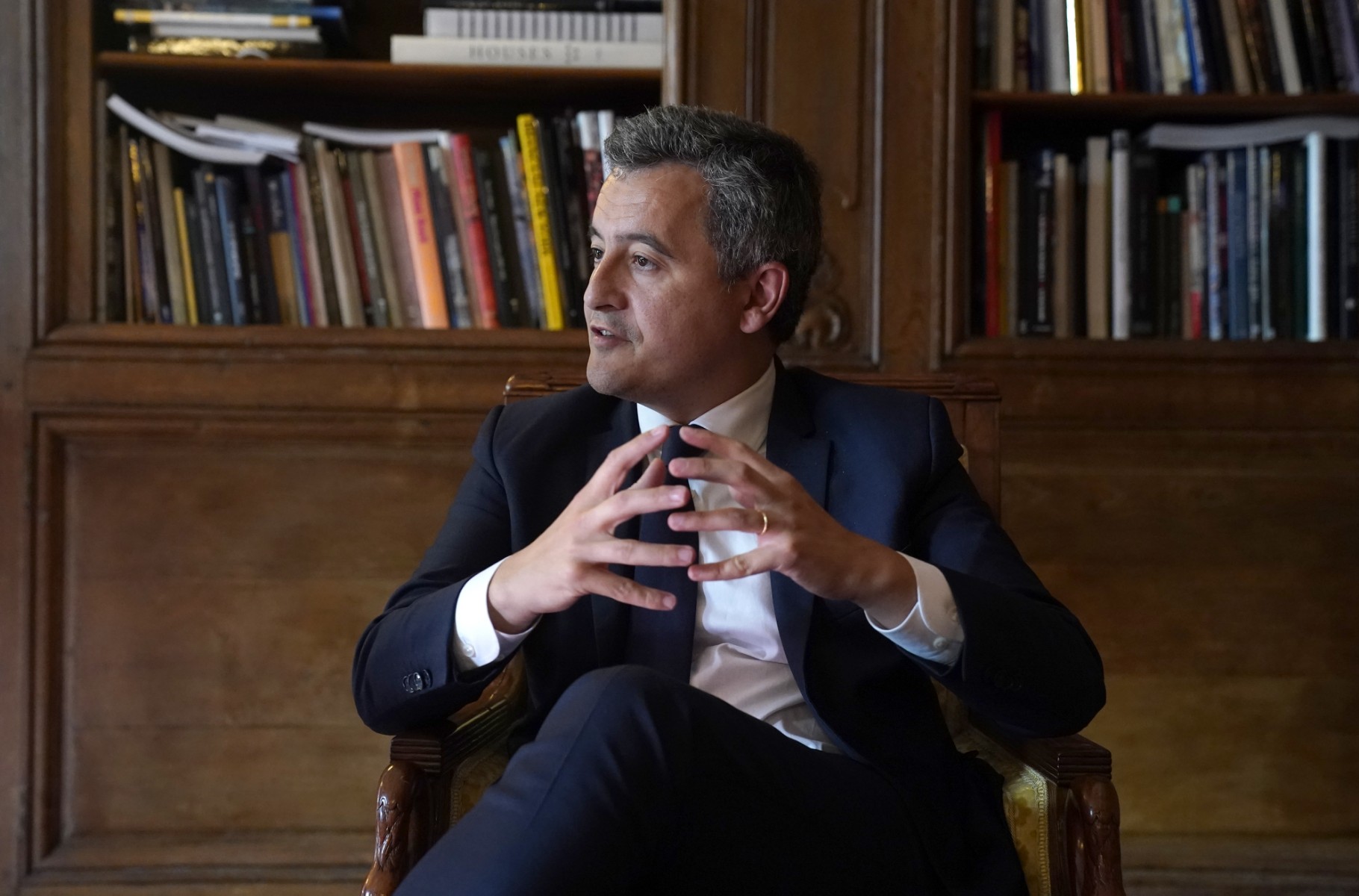Le ministre français de l'Intérieur Gerald Darmanin s'exprime lors d'un entretien au consulat de France à New York, le 19 mai 2023. (Photo par Timothy A. Clary / AFP)