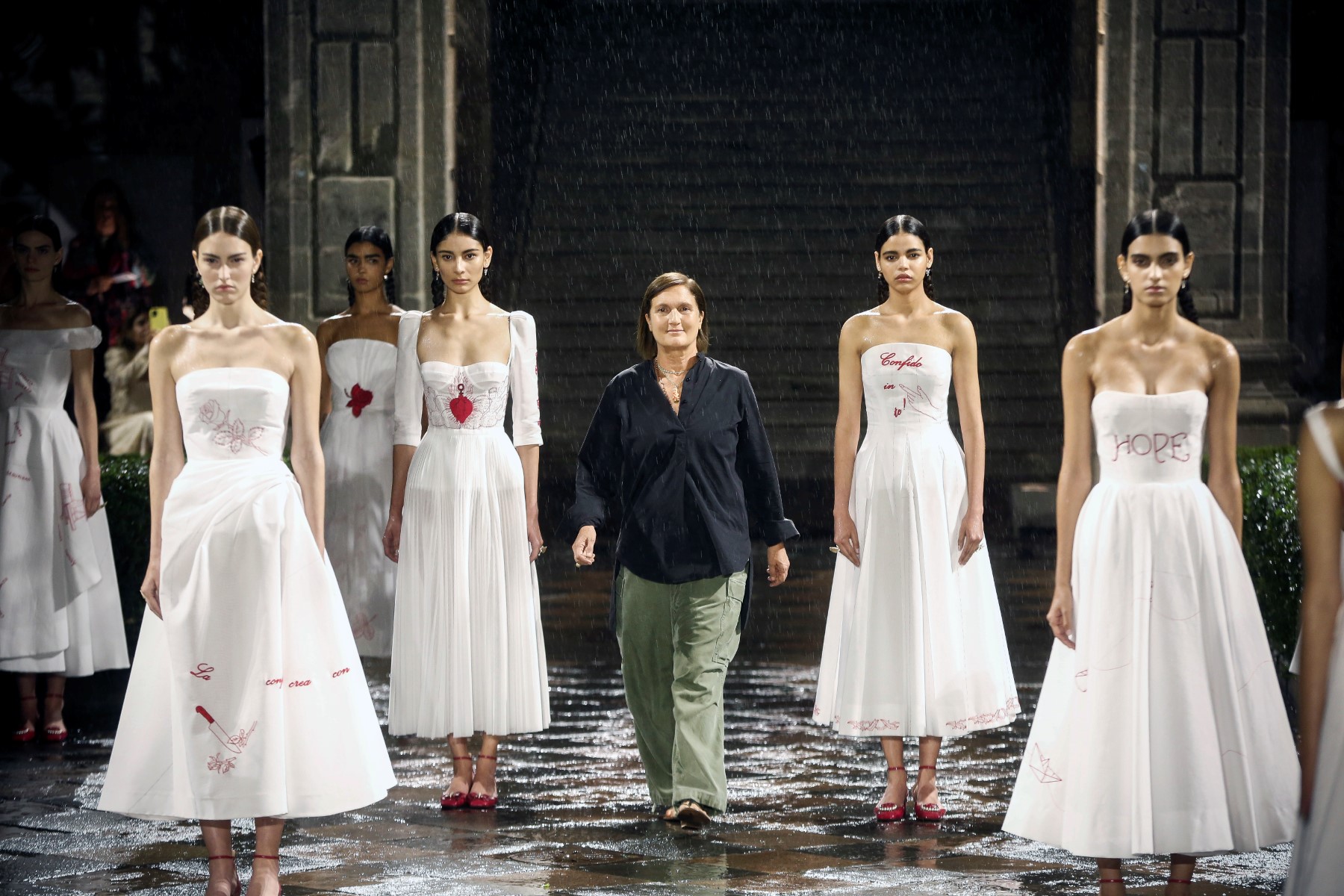 La directrice de la création Maria Grazia Chiuri salue la foule lors du défilé de la collection Croisière 2024 de Christian Dior au Colegio de San Ildefonso à Mexico, le 20 mai 2023. (Photo de Rodrigo Oropeza / AFP / )