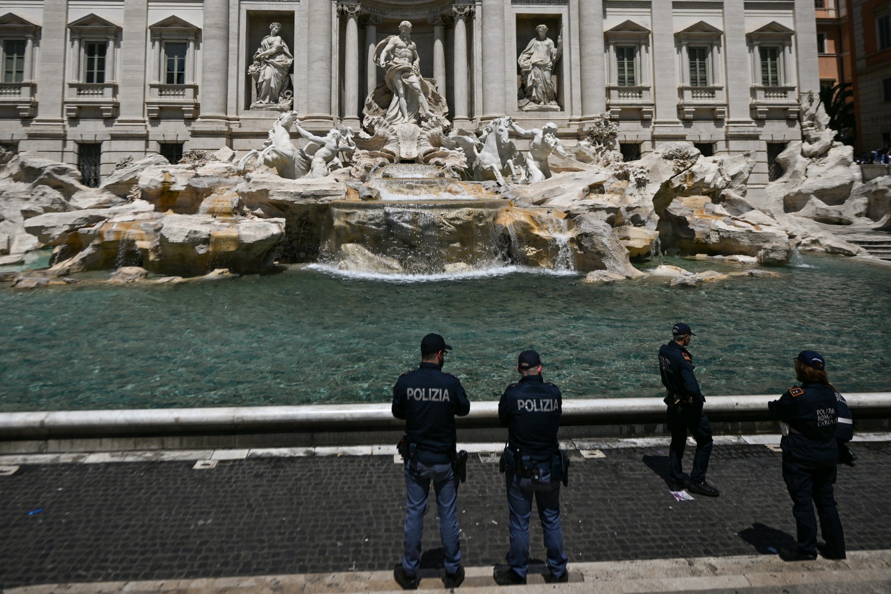 Italie: des militants écologistes noircissent l'eau de la fontaine de Trevi à Rome