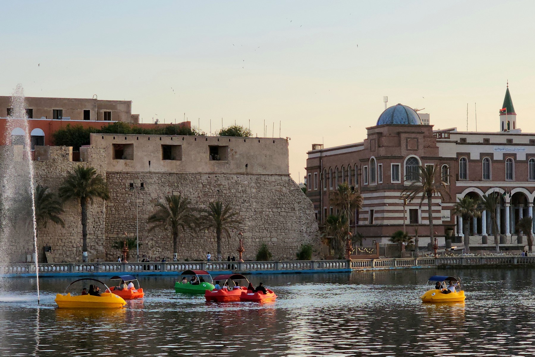 Entre l’Orient et le Maghreb, la Libye balance