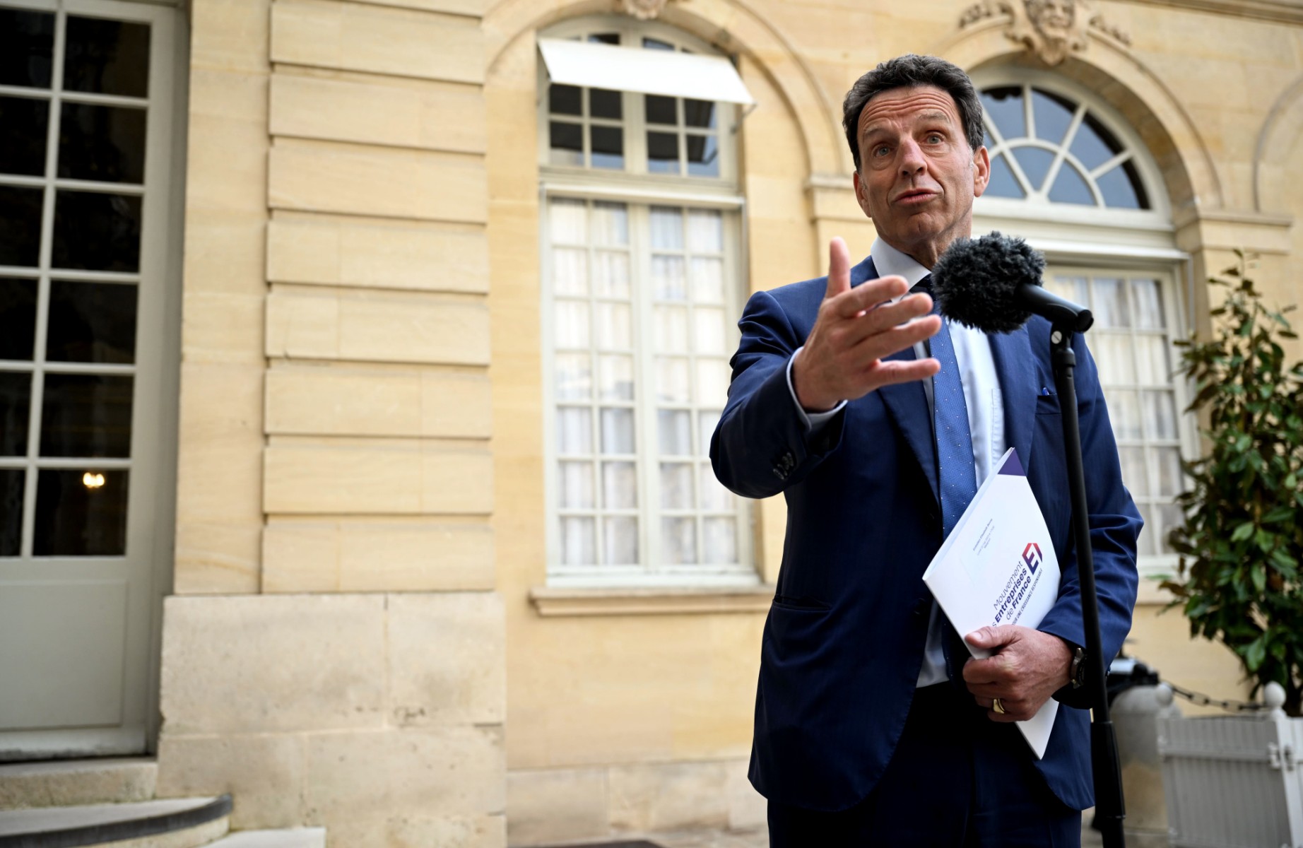 Reçu à son tour à Matignon, le patronat prêt à discuter sur l'emploi des seniors