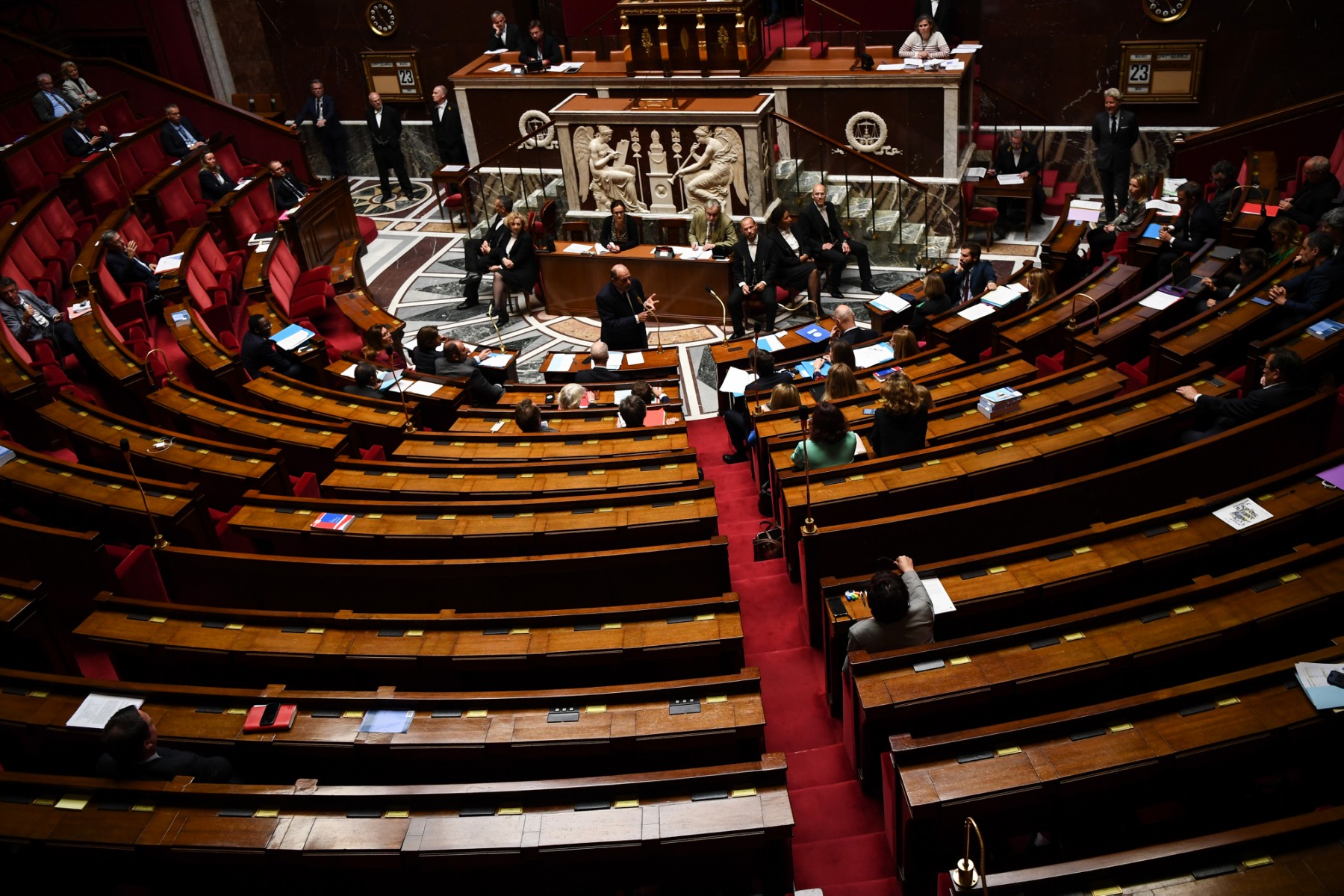 Le ministre français de la Justice, Eric Dupond-Moretti, s'adresse aux députés lors d'une séance de questions au gouvernement à l'Assemblée nationale à Paris, le 23 mai 2023. (Photo Christophe ARCHAMBAULT / AFP)