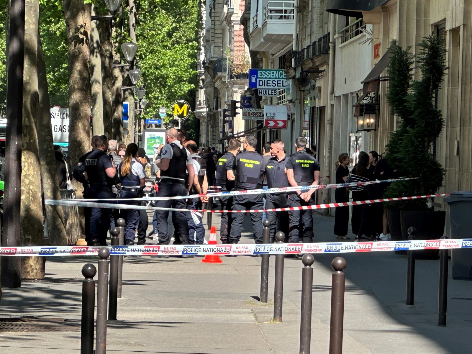 Un homme tué par balle en pleine rue à Paris, les suspects en fuite