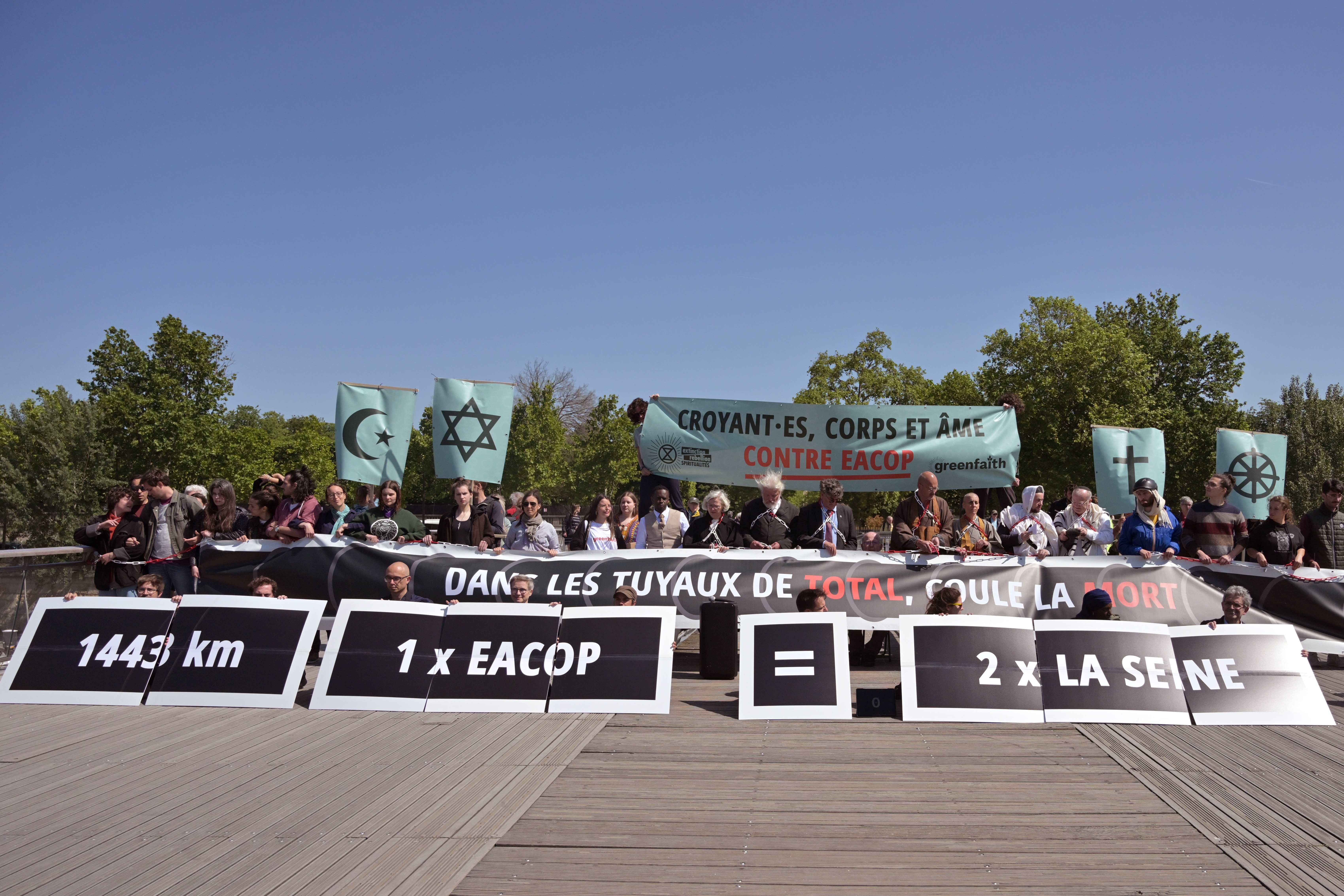 TotalEnergies en Afrique: des militants écologistes et des croyants s'enchaînent à Paris