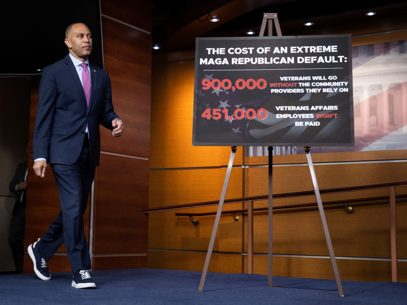 Le chef de la minorité parlementaire américaine, Hakeem Jeffries, démocrate de New York, arrive pour s'exprimer lors d'une conférence de presse sur les négociations relatives au plafond de la dette au Capitole à Washington, DC, le 25 mai 2023. (Photo by SAUL LOEB / AFP)