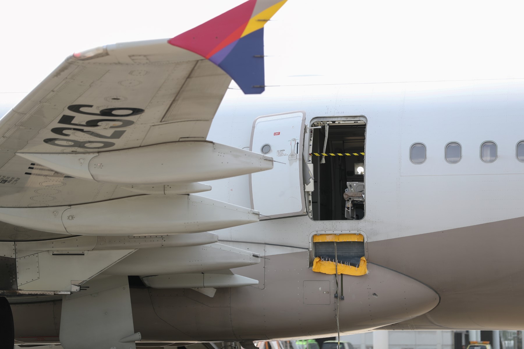 Une porte ouverte d'un avion d'Asiana Airlines est vue à l'aéroport international de Daegu le 26 mai 2023, après qu'elle ait été ouverte manuellement par un passager à 200 mètres du sol avant l'atterrissage. (Photo by YONHAP / AFP)