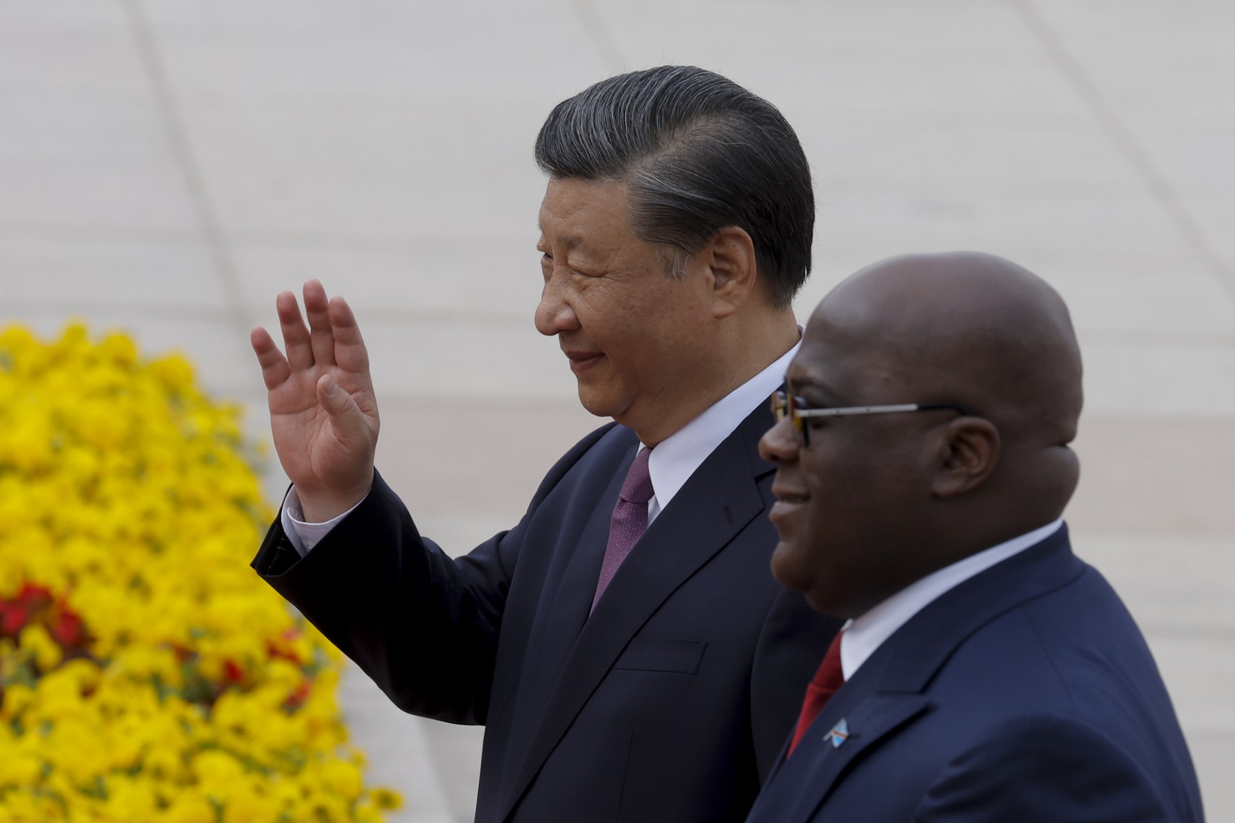 Le président de la République démocratique du Congo Felix Tshisekedi (à droite) et le président chinois Xi Jinping assistent à une cérémonie de bienvenue au Grand Hall du Peuple à Pékin, le 26 mai 2023. (Photo Thomas Peter / Pool / AFP)