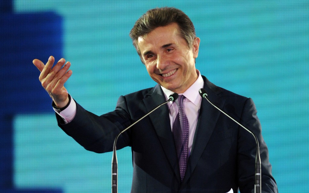L'ancien Premier ministre géorgien et milliardaire Bidzina Ivanishvili salue ses partisans à Tbilissi, le 19 septembre 2013. (Photo Par Vano Shlamov / AFP)