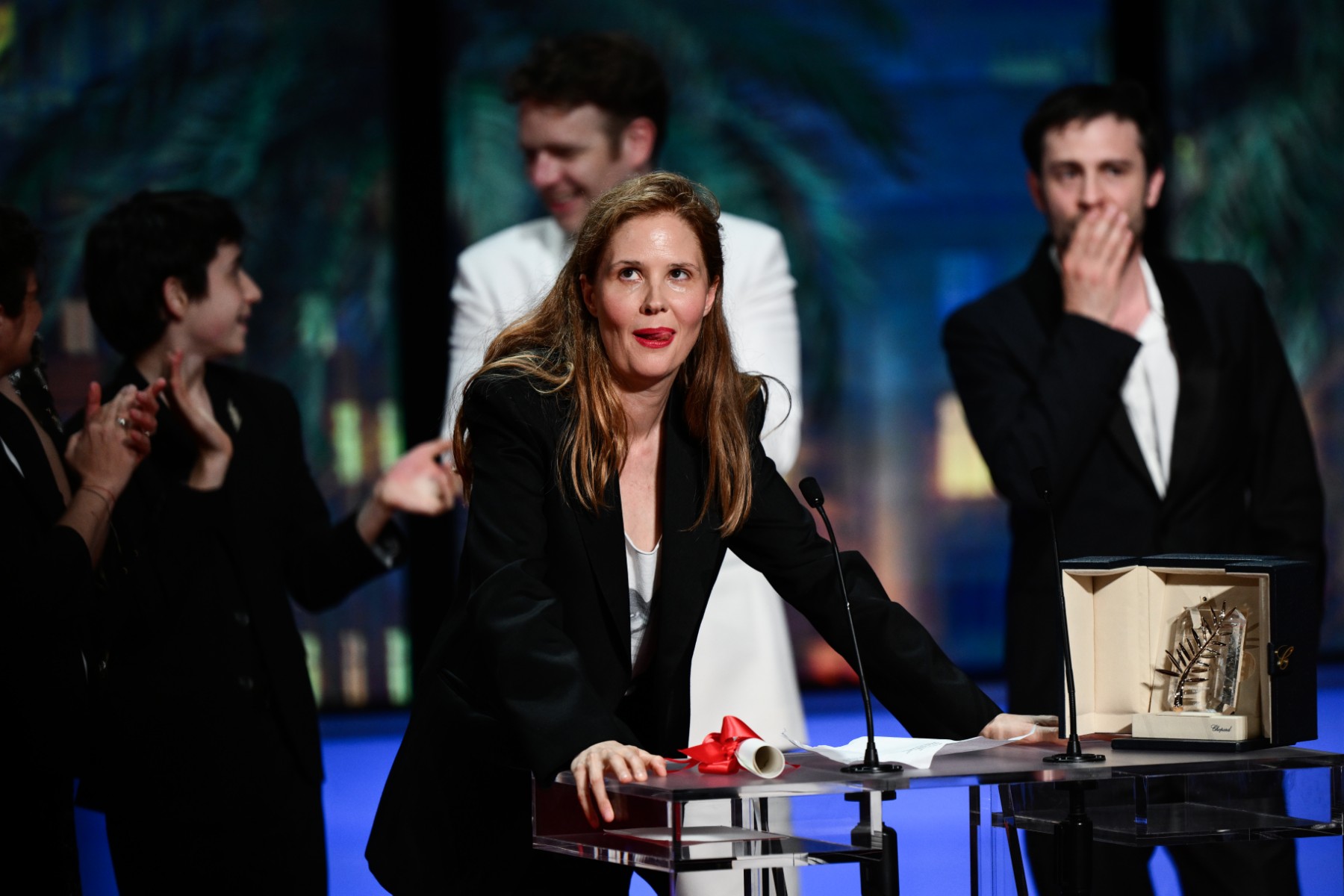 La réalisatrice française Justine Triet parle sur scène après avoir remporté la Palme d'Or pour le film "Anatomie d'une Chute" lors de la cérémonie de clôture de la 76e édition du Festival de Cannes, le 27 mai 2023. (Photo par Christophe Simon / AFP)