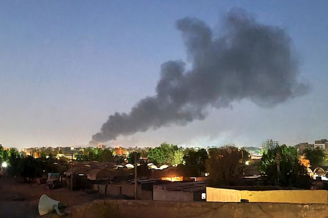 De la fumée s'élève à Khartoum lors des combats entre les forces de deux généraux rivaux au Soudan, le 6 mai 2023. (AFP)