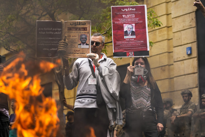 Liban: Des manifestants attaquent une banque à Beyrouth