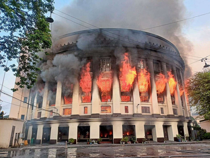 A Manille, un gigantesque incendie ravage un bureau de poste historique