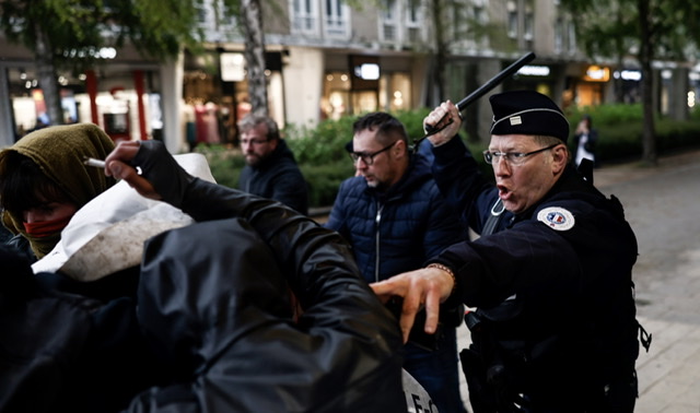 Retraites: Cinq policiers blessés lors d'une manifestation à Pau