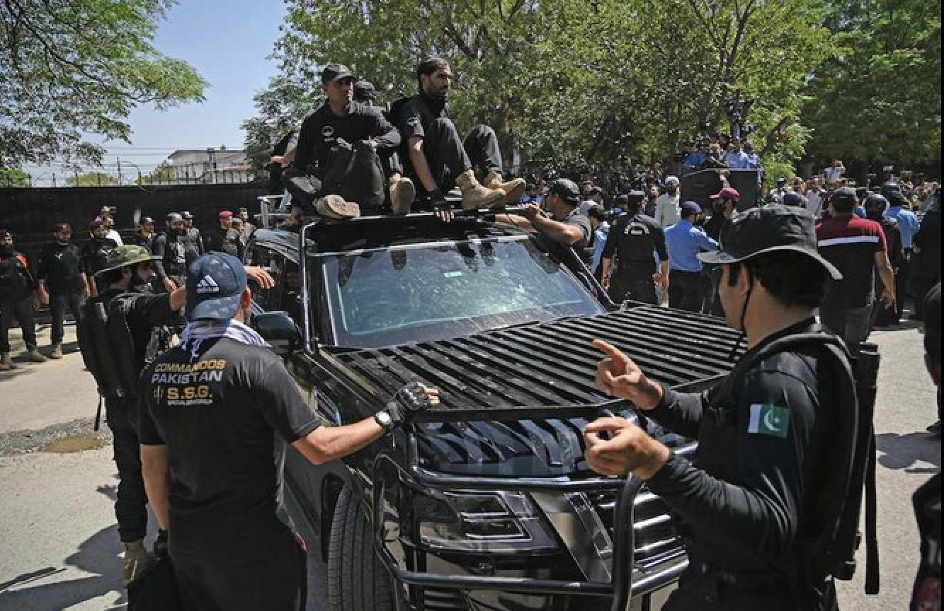 Pakistan: L'ex-Premier ministre Khan en détention provisoire, envoi de soldats dans plusieurs provinces