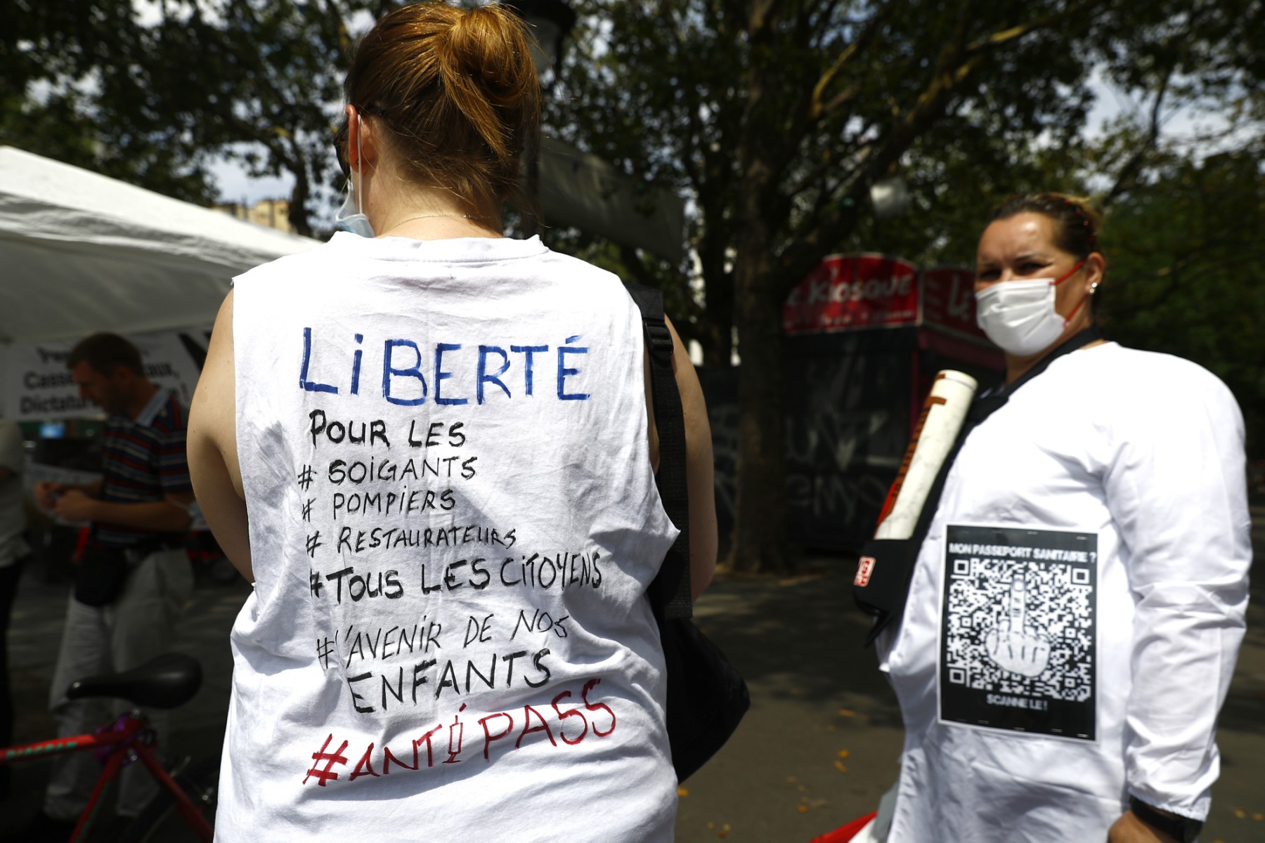 « Contre le carnet de santé» lors d'une manifestation contre la vaccination et le carnet de santé obligatoire demandés par le gouvernement français, à Paris, le 24 juillet 2021. (Photo Sameer Al-DOUMY / AFP)