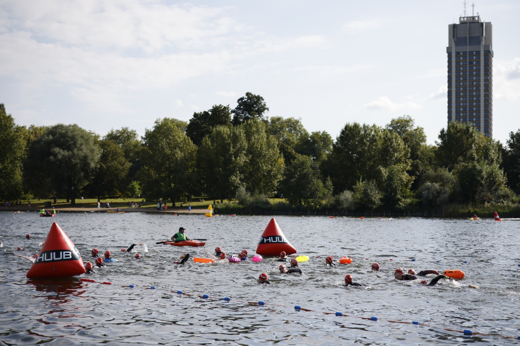 Des nageurs participent à un événement de natation en eau libre, le 2021 Children with Cancer UK Swim Serpentine à Hyde Park dans l'ouest de Londres le 18 septembre 2021.. (Photo par Tolga Akmen / AFP)