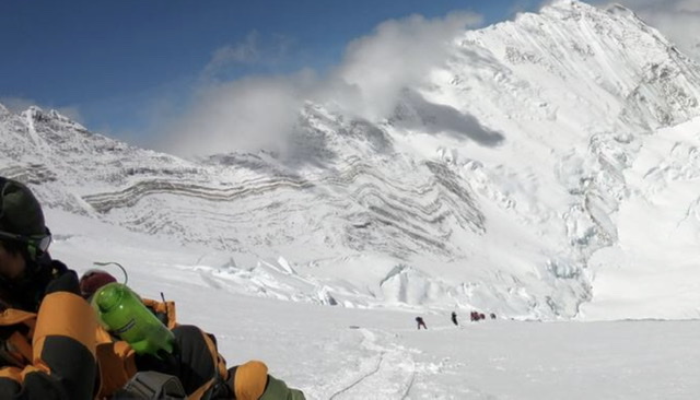 70 ans après sa conquête, la cime de l'Everest attire toujours