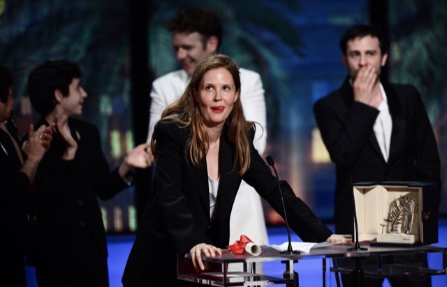 Cannes: Justine Triet, lauréate de la Palme d'Or, polarise avec un discours anti-gouvernement
