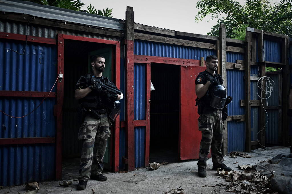 Démolition d'un bidonville à Mayotte, l'opération «Wuambushu» entre dans le vif