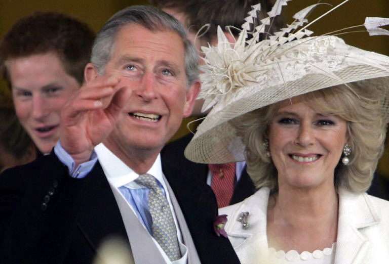 Le Prince Charles et Camilla Parker Bowles, suivis du Prince Harry (à gauche), quittent le Guildhall de Windsor après leur cérémonie de mariage civil, le 9 avril 2005. Le couple sera ensuite béni à la chapelle Saint-George du château de Windsor. (Photo Tim Ockenden / Pool / AFP)