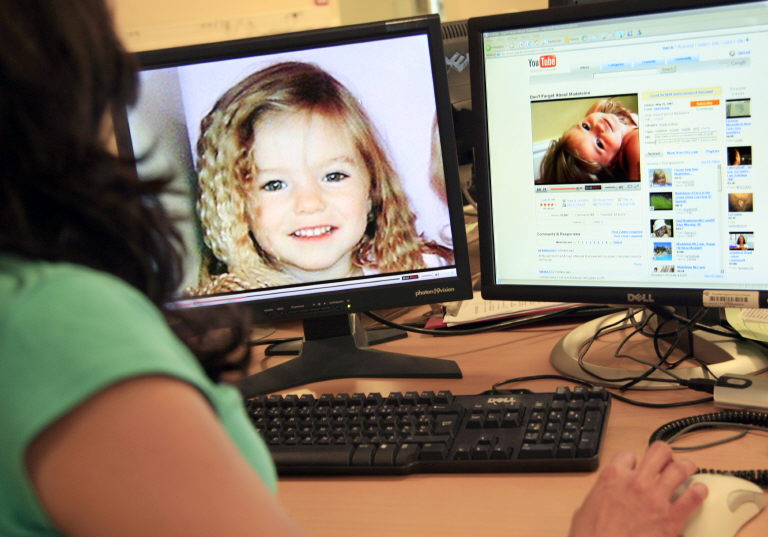 Une photo de Madeleine McCann, la fillette britannique de quatre ans disparue lors de vacances en famille au Portugal, apparaît sur un écran d'ordinateur du site Internet YouTube, le 10 août 2007 à Paris. (Photo BERTRAND GUAY / AFP)