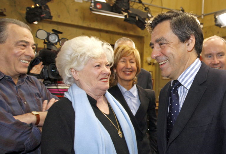 Le Premier ministre français François Fillon (à droite) s'entretient avec l'actrice Colette Renard (à gauche) et l'acteur Michel Cordes (à droite) lors d'une visite du studio de l'émission "Plus belle la vie", le 14 janvier 2008, lors d'une visite à Marseille, dans le sud de la France. (Photo by JEAN-PAUL PELISSIER / POOL / AFP)
