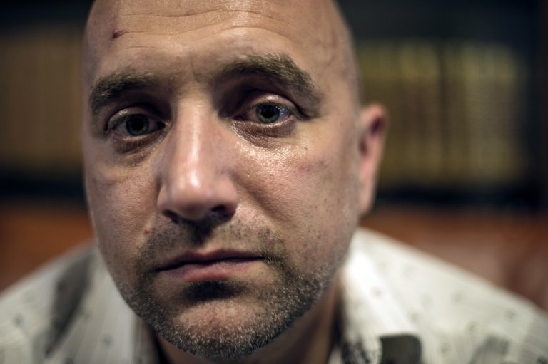 L'écrivain russe, journaliste et partisan du parti L'Autre Russie, Zakhar Prilepine, pose le 30 mai 2012 dans un hôtel de Lyon, dans l'est de la France, dans le cadre des "Assises internationales du roman", forum littéraire annuel organisé par le quotidien français Le Monde. (Photo Jeff PACHOUD / AFP)