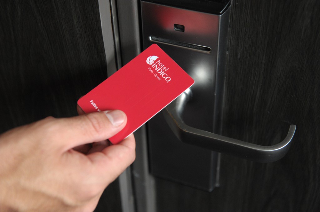 Illustration de la marque hôtelière Indigo sur une carte de porte prise dans l'hôtel Indigo Paris-Opéra de 57 chambres, du groupe britannique InterContinental Hotels Group (IHG), le 9 octobre 2014 à Paris, lors de son ouverture. (Photo, Eric PIERMONT / AFP)
