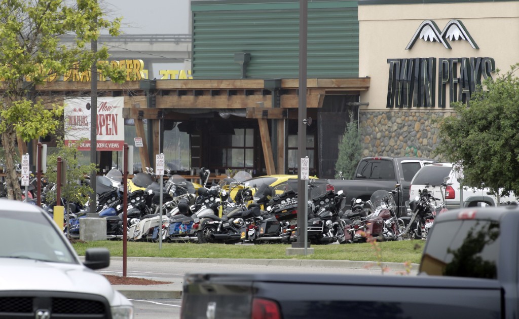 Le restaurant Twin Peaks, théâtre d'une fusillade entre gangs de motards, le 18 mai 2015 à Waco, Texas. (Erich Schlegel/Getty Images/AFP)
